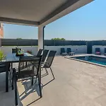 Сasa de vacaciones Front In